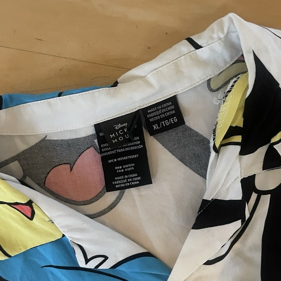 Disney Short Sleeve Shirt Mickey Mouse Mens XL All Over Print Rayon Button Down - Picture 3 of 6